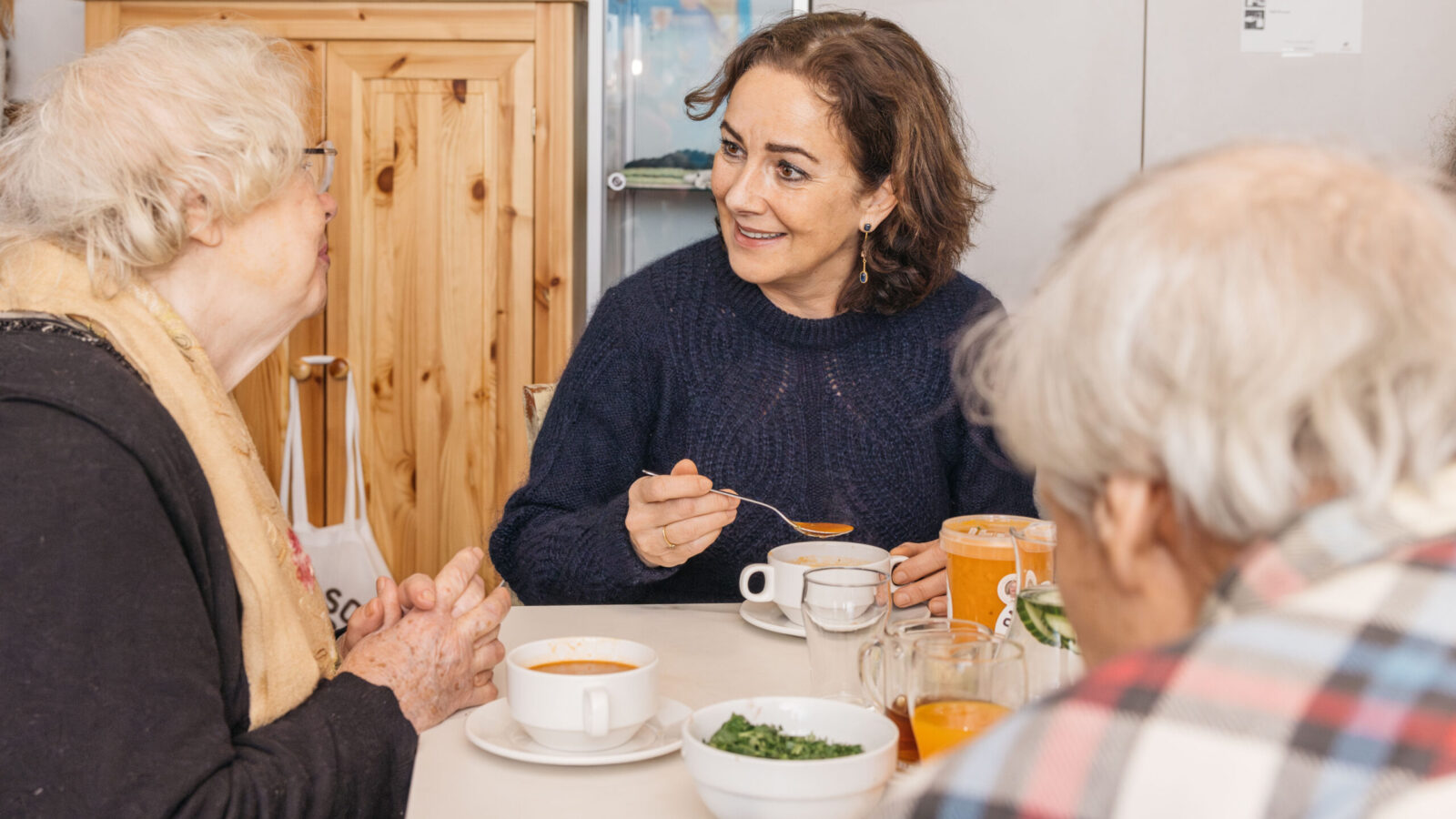 Stichting Oma’s Soep verwelkomt burgemeester Halsema voor kookdag in Amsterdam