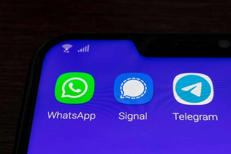 WhatsApp Signal Telegram