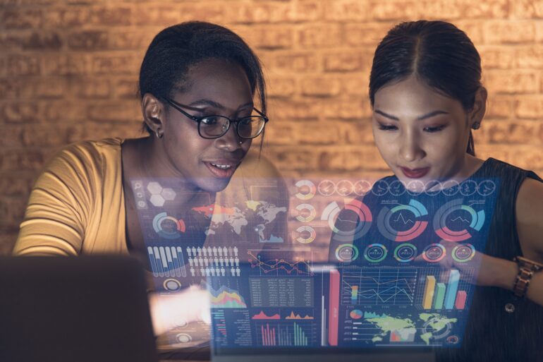businesswomen aan het werk met geavanceerde technologie