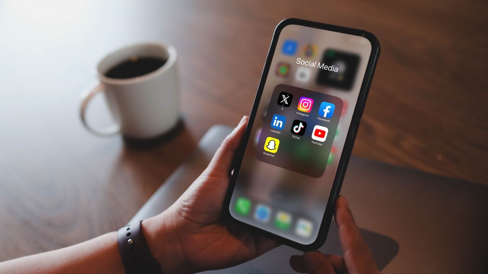 Socialmedia-onderzoek 2025: flinke daling X, LinkedIn in de lift & actieve 40-plussers
