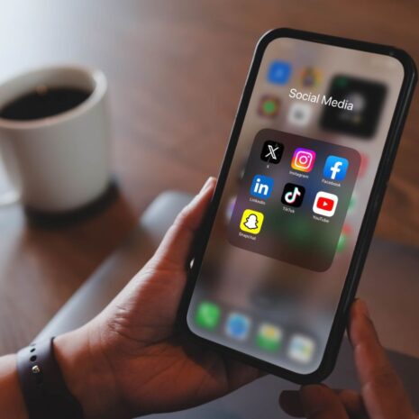Socialmedia-onderzoek 2025: flinke daling X, LinkedIn in de lift & actieve 40-plussers