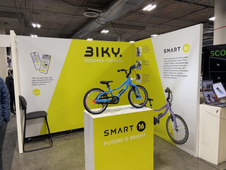 Stand: De fiets van Biky met GPS en extra verlichting.