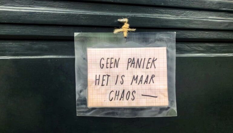 briefje met 'geen paniek, het is maar chaos'
