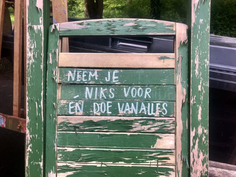stoel met 'neem je niks voor en doe van alles'
