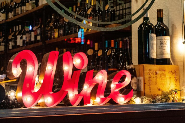 opgelichte letters met 'wine'