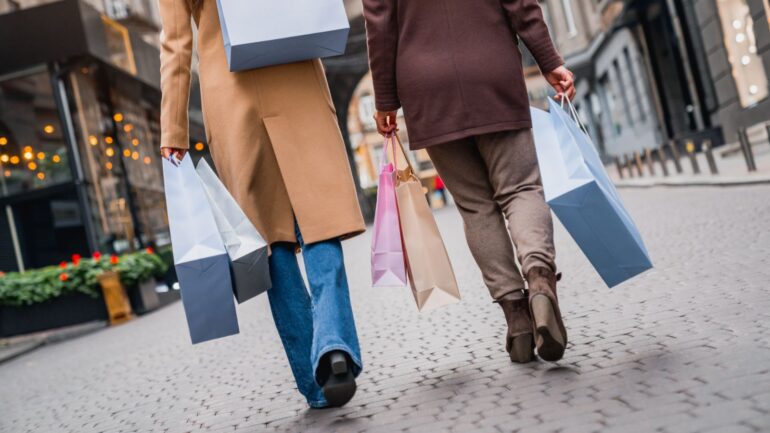 vrouwen die aan het shoppen zijn en met tassen door de stad lopen: consumententrends 2025