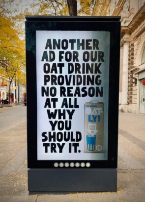 Oatly abri met zelfspot