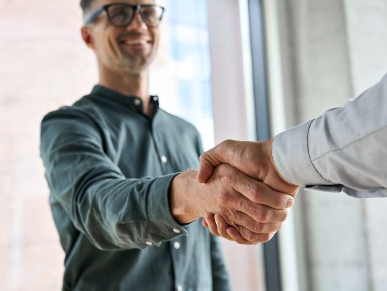 Twee mannen schudden elkaar de hand. Duurzame relaties opbouwen met contentmarketing.