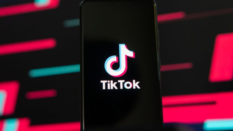 TikTok app op telefoon