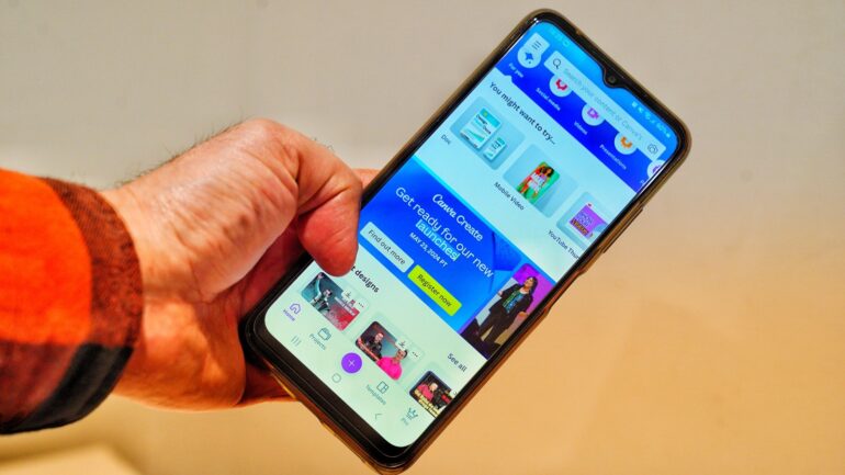 Telefoon in hand met Canva Create