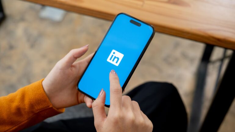 LinkedIn Bron: BongkarnGraphic / Shutterstock.com