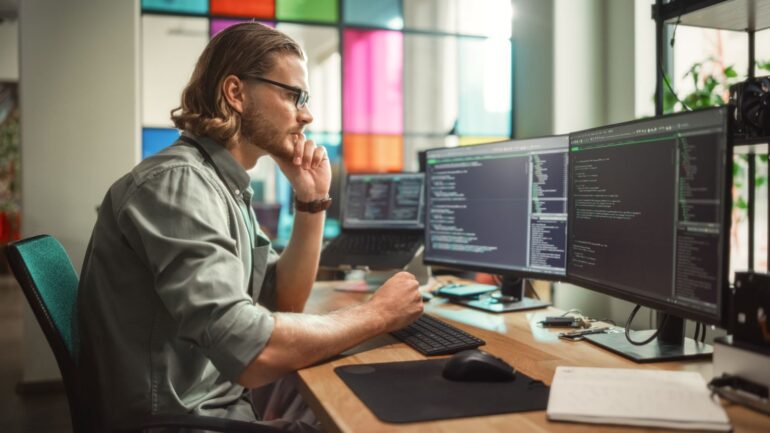 developer achter laptop doet vibe coding