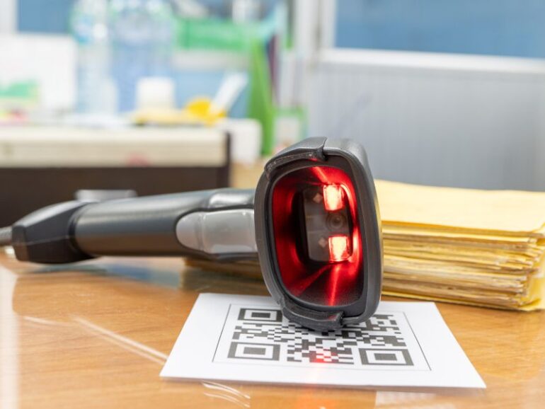 Een scanner met een QR-code eronder. 