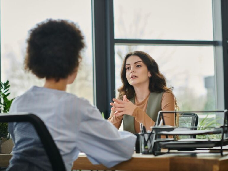 Werkgever in gesprek met een medewerker.