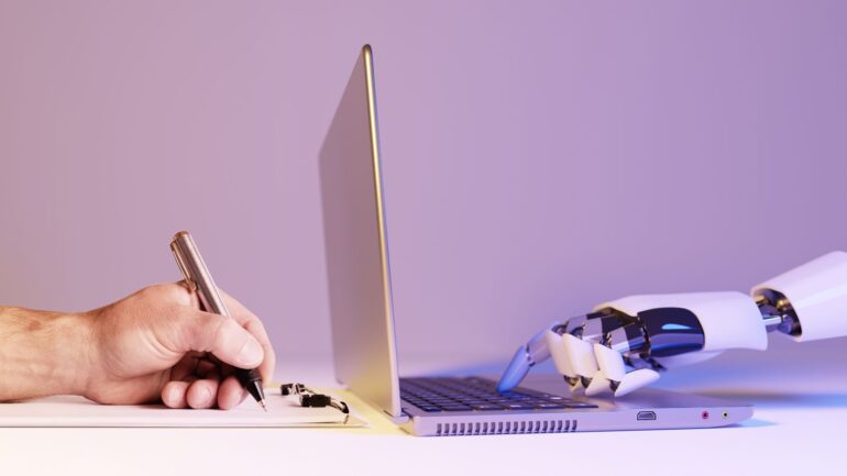 Links een mensenhand die werkt, en rechts een laptop met een robot (ai).
