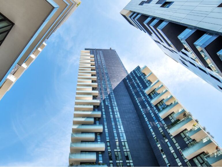 Een hoog gebouw van onderen. Als teken van de 11 niveaus van Cialdini. 