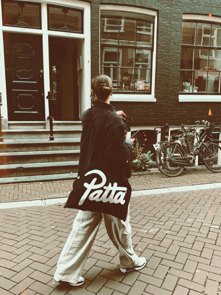 Vrouw op straat met Patta-tas