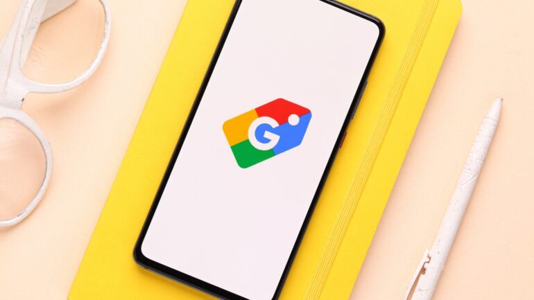 Telefoon op een boekje met het Google Shopping logo erop.