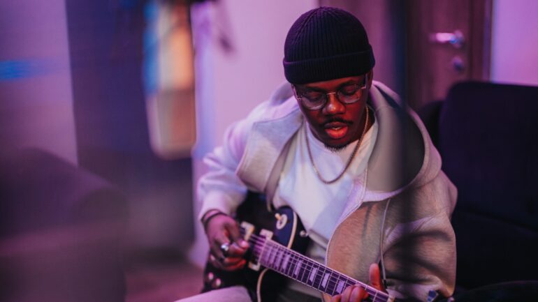 Gitaar spelen voor een sonicbrand