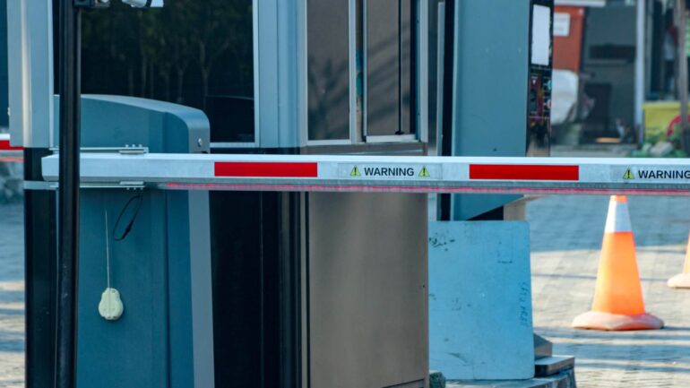Rood-witte slagboom met de tekst warning erop ter illustratie van waarschuwingen en onterechte claims over de EAA