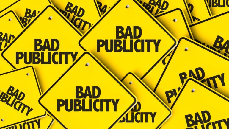 gele borden met de woorden bad publicity (negatieve publiciteit)