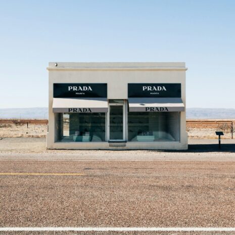 Gluren bij de luxeburen: inspirerende brand experiences van Prada, Lacoste & meer