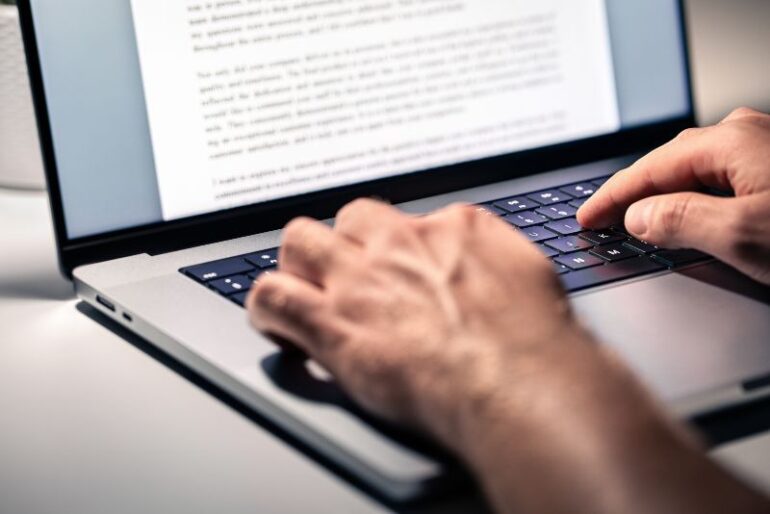 Schrijven op laptop