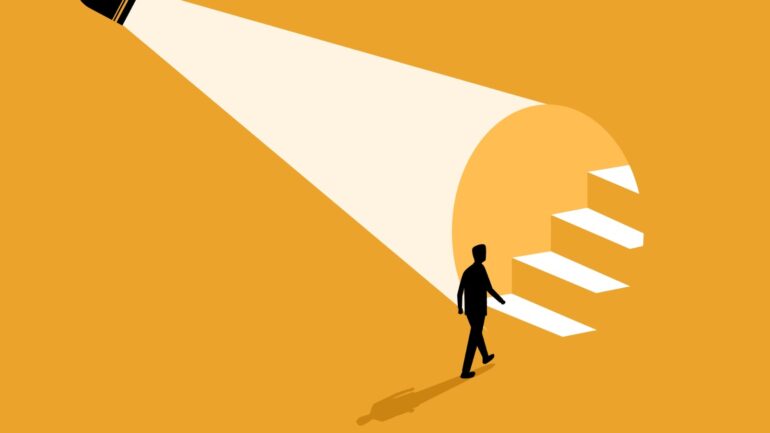 zaklamp staat op een trap en figuur loopt trap op: visualisatie voor stappen van kernwaarden naar candidate journey
