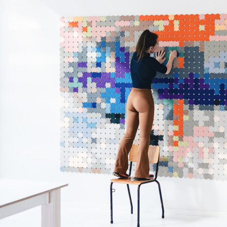 Nieuw Nederlands interieurmerk DotDotDo® lanceert modulair akoestisch wandsysteem