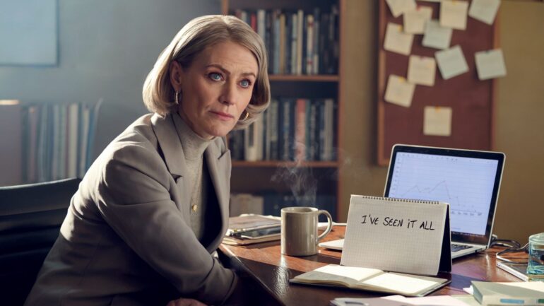 Een vrouw aan een bureau met een laptop met de tekst "I have seen it all".