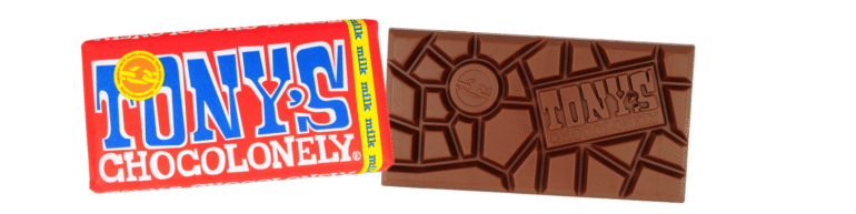 De chocoladerepen van Tony Chocolonely. Melkchocolade in een rode verpakking en de ongelijk verdeelde blokjes zijn ‘bizar’.