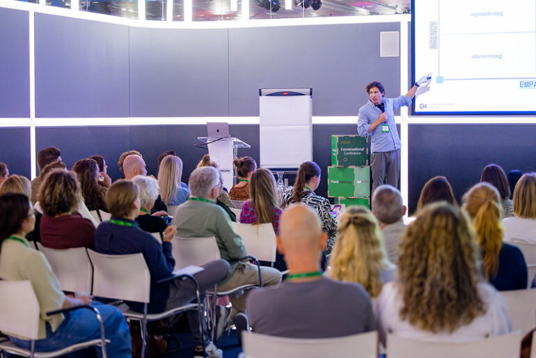 Presentatie Hans van Dam - Conversational Conference 2025 Fotograaf: MichielTon.com