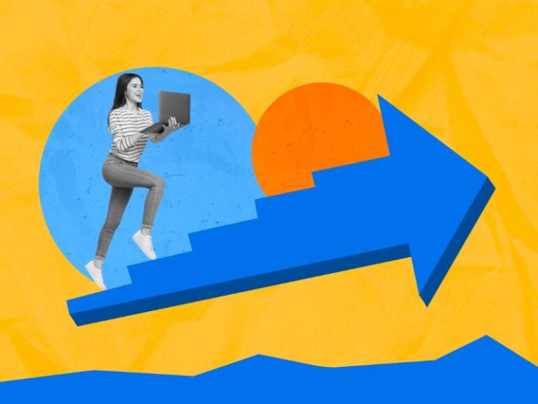 Gen Z op een lader met een laptop in haar hand. 