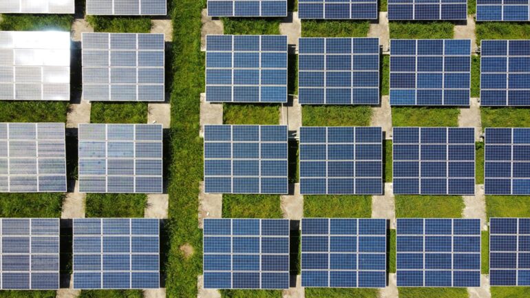 Zonnepanelen op een graslandschap, duurzaamheid