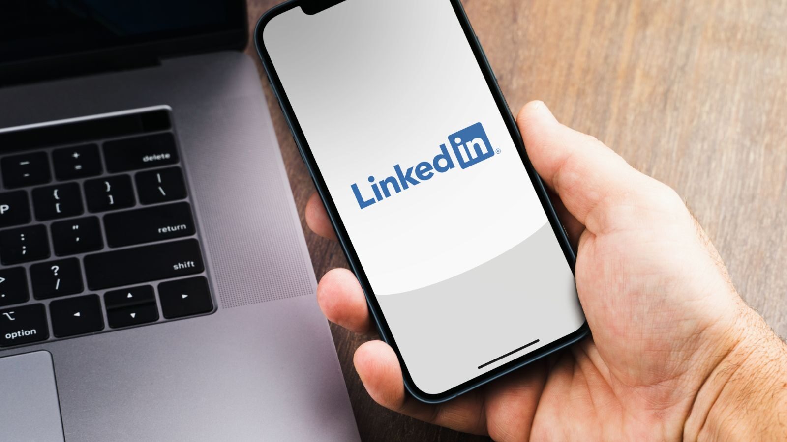 LinkedIn neemt eindelijk maatregelen tegen nepbetrokkenheid en AI-reacties