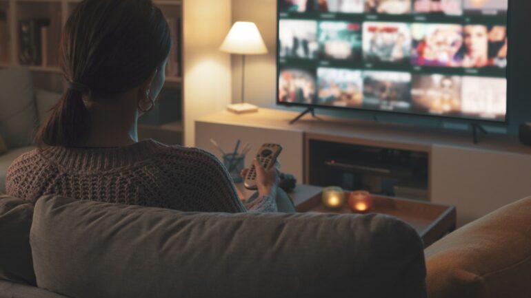 Persoon op bank tv aan het kijken