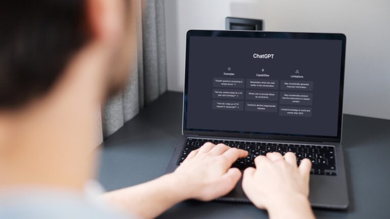 Man achter laptop die bezig is met ChatGPT