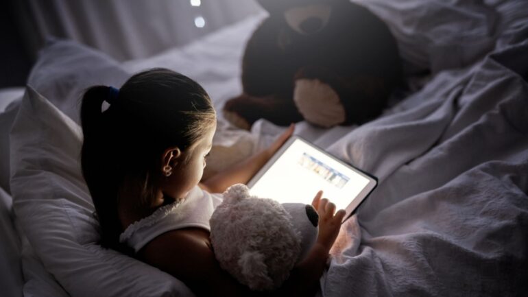 kind achter haar Ipad