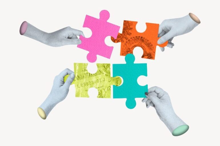 Handen maken van puzzelstukjes een puzzel