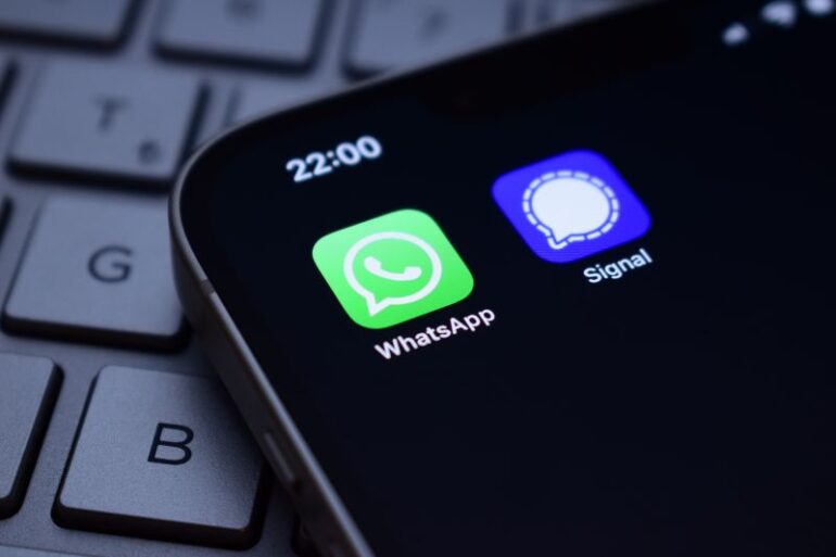 WhatsApp en Signal op een smartphone