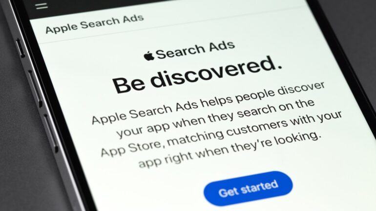 Apple store search ads op telefoon - Bron Primakov _ Shutterstock.com