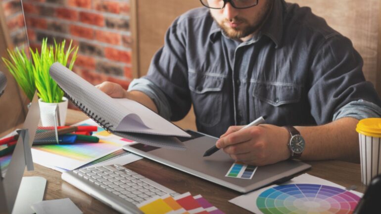 creatief persoon bezig met branding van bedrijf