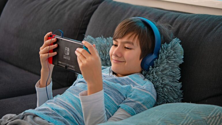 kind vrolijk aan het spelen op zijn Nintendo Switch