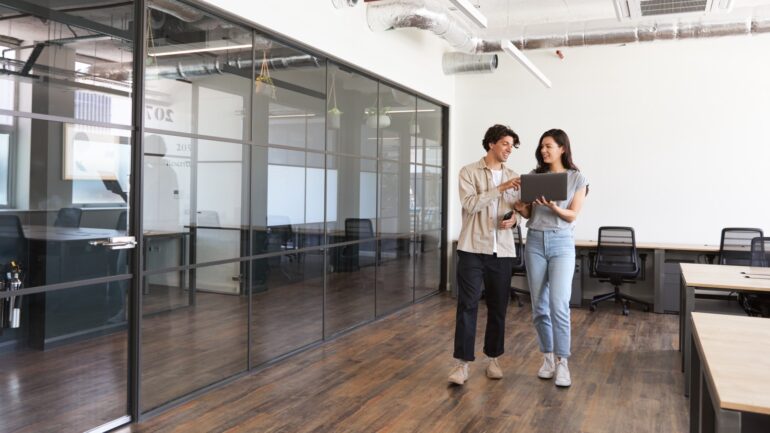 2 mensen samen modern aan het werk
