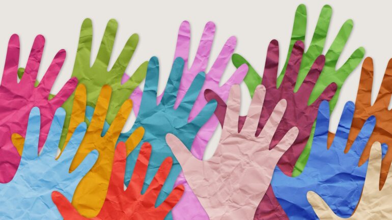 Papieren handen in verschillende kleuren.