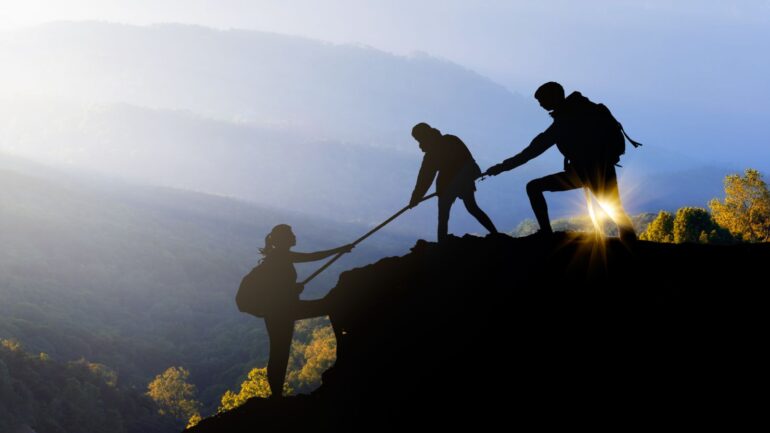 Moed in een team door samen een berg te beklimmen