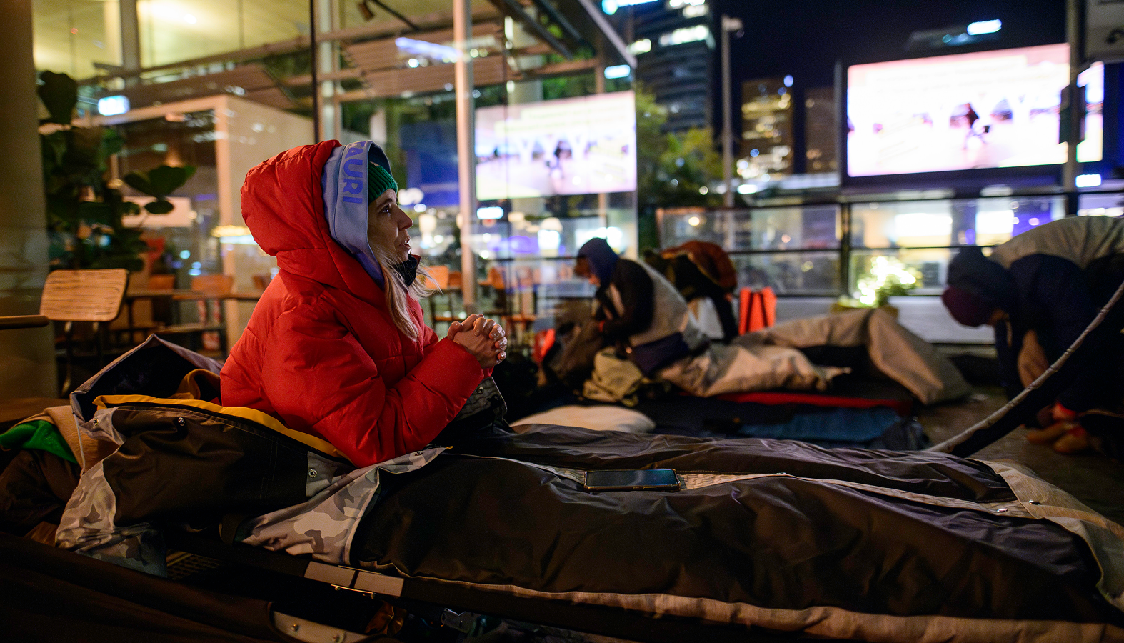 WTC Amsterdam Sleep Out op Zuidplein: vijftig mensen slapen buiten om aandacht te vragen voor dakloosheid