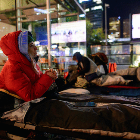 WTC Amsterdam Sleep Out op Zuidplein: vijftig mensen slapen buiten om aandacht te vragen voor dakloosheid