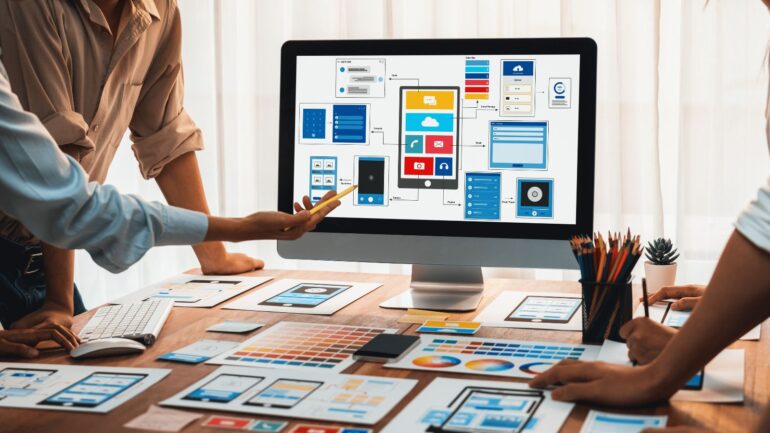 Een computerscherm met websitedesign.