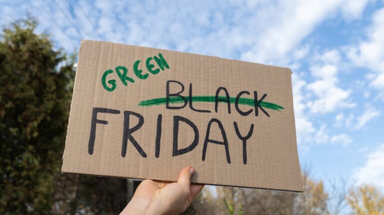 Kartonnen bord met tekst Green Friday erop en Black doorgestreept